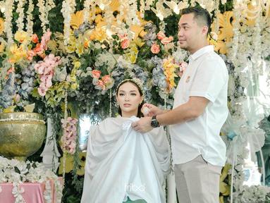 Sirajuddin Mahmud tampak memakaikan handuk di tubuh istrinya dalam acara tujuh bulanan. (FOTO: instagram.com/zaskia_gotix)