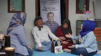 Pak Dihu, penyandang disabilitas tuna daksa yang bantu pengobatan warga kurang mampu di Kabupaten Bandung Barat.