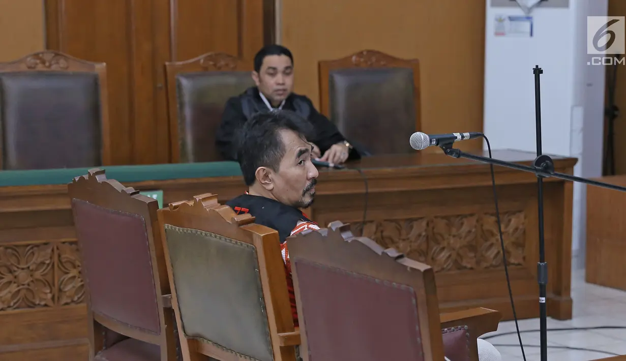 Mantan Ketua Persatuan Artis Film Indonesia (Parfi), Gatot Brajamusti alias Aa Gatot, saat menjalani sidang di Pengadilan Negeri Jakarta Selatan, Selasa (17/10). (Liputan6.com/Herman Zakharia)