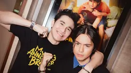 Potret Angga Yunanda dan Vino G Bastian ketika konferensi pers. Sudah lama wara wiri di dunia perfilman Indonesia, chemistry keduanya tak perlu diragukan lagi. Dibintangi dua aktor papan atas, netizen ungkap tak sabar nonton film tersebut sejak kabar rilis. Terpaut usia 18 tahun, keduanya layaknya kakak dan adik kandung. Kenakan baju kaus My Annoying Brother, Angga dan Vino kompak di momen ini. (Liputan6.com/IG/@angga)