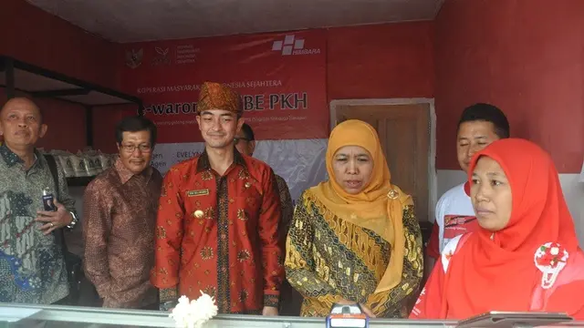 Zumi Zola bersama Mensos