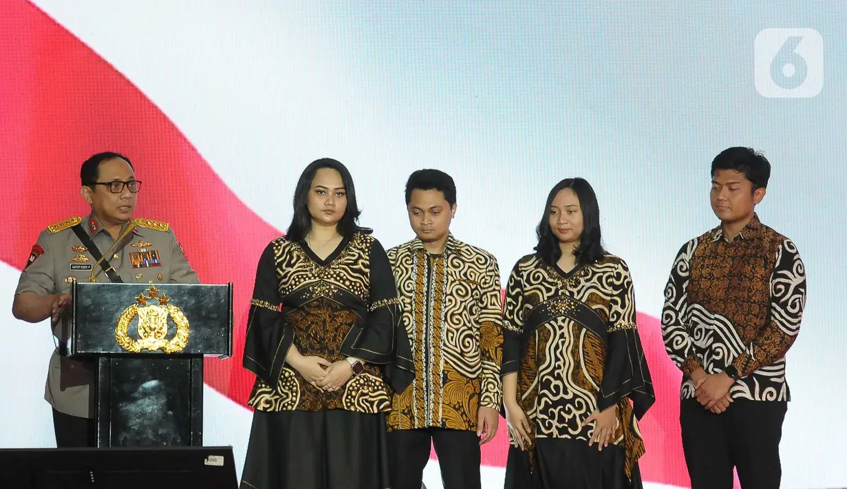 Komjen Pol (Purnawirawan) Gatot Eddy Pramono didampingi istri dan anak-anaknya menyampaikan salam perpisahan saat acara pengantar purna tugas dan pengantar tugas di PTIK Lemdiklat Polri, Jakarta, Senin (3/7/2023). (merdeka.com/imam buhori)