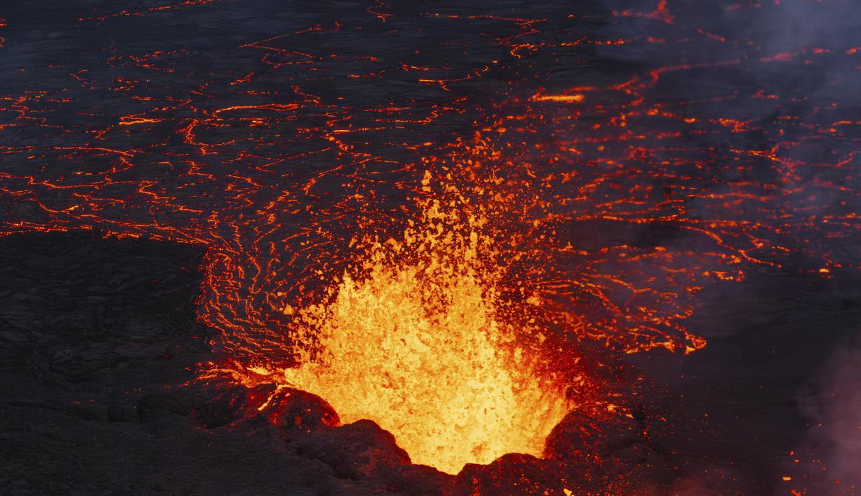 Sebuah gunung berapi meletus di barat daya Islandia Pada Senin (18/12/2023) malam, memuntahkan lava dan asap yang meluas. (AP Photo/Marco Di Marco)