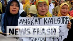 Menteri Pendidikan dan Kebudayaan Anies Baswedan mengungkapkan akar masalah guru honorer tak diangkat menjadi pegawai negeri sipil (PNS). Yakni, karena jumlah guru terlalu banyak, sementara pertumbuhan siswa didik tak sebanyak itu.