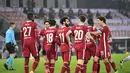 Para pemain Liverpool merayakan gol yang dicetak penyerang Mohamed Salah ke gawang Midtjylland pada pertandingan Grup D Liga Champions di MCH Arena di Herning, Denmark, Kamis (10/12/2020). Liverpool bermain imbang atas Midtjylland 1-1. (Bo Amstrup/Scanpix via AP)