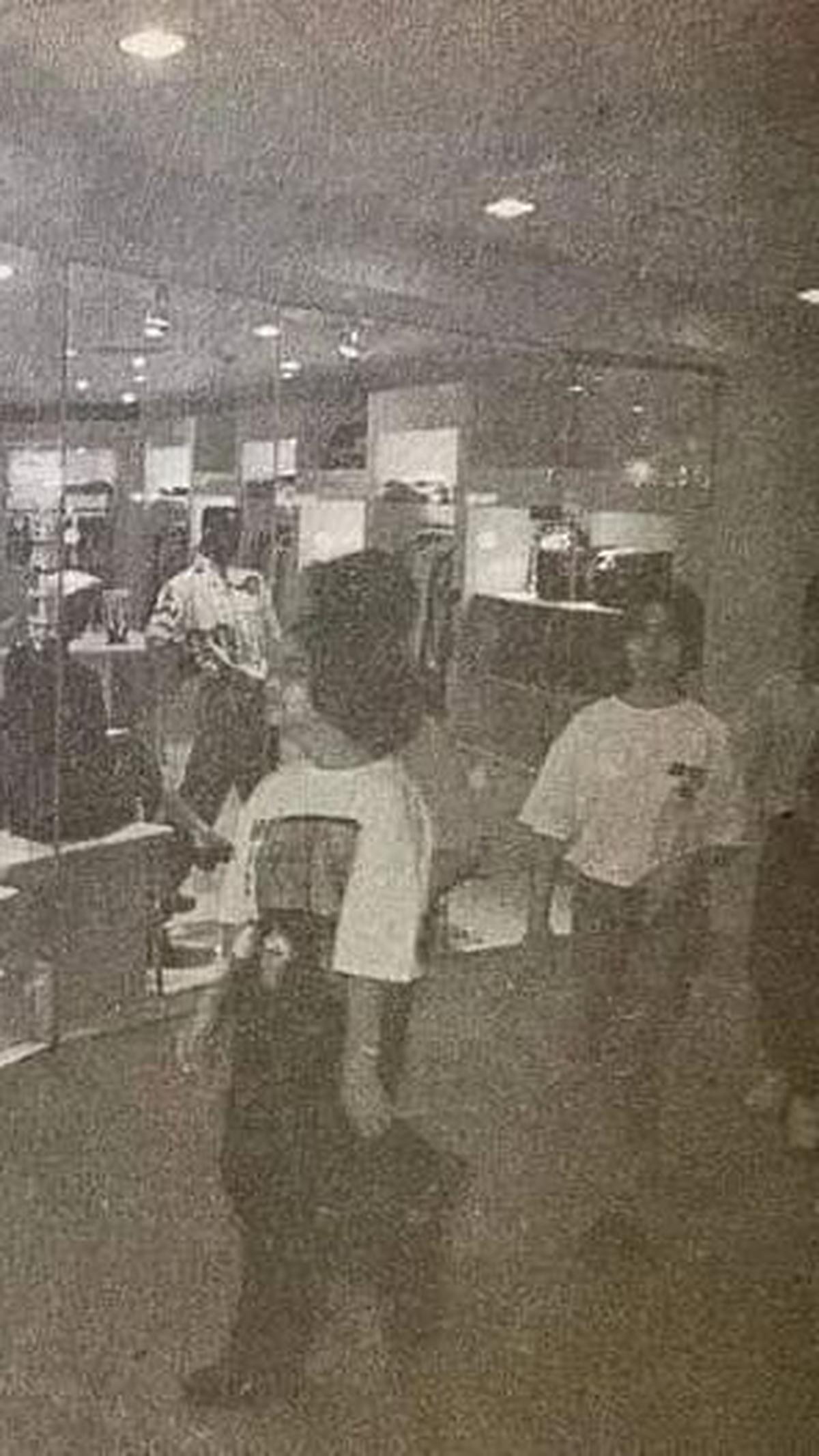 "Gaya Mejeng Anak Gaul Jakarta di Mall pada tahun 1993," tulis unggahan @asevw