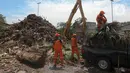 Setiap harinya, ada puluhan ton sampah yang didominasi kayu dan bambu diangkut untuk mengurangi sampah yang mengalir ke Pintu Air Manggarai. (Liputan6.com/Herman Zakharia)