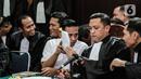 Terdakwa Richard Elieze berdiskusi dengan kuasa hukumnya disela sidang lanjutan pemeriksaan saksi kasus pembunuhan berencana Brigadir Yosua Hutabarat atau Brigadir J di Pengadilan Negeri Jakarta Selatan, Senin (7/11/2022). Richard Eliezer dan Ricky Rizal yang merupakan mantan ajudan Ferdy Sambo serta Kuat Ma'ruf, sopir keluarga Sambo duduk bersama di kursi terdakwa pada hari ini. (Liputan6.com/Johan Tallo)
