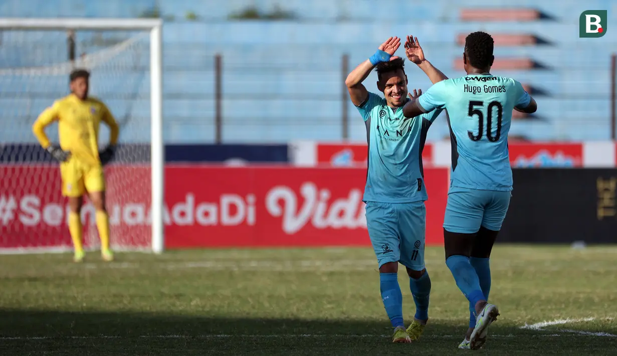 Pemain Madura United, Lulinha (kiri) bersama Hugo Gomes Jaja merayakan gol kedua timnya yang dicetaknya ke gawang Arema FC dalam laga pekan ke-16 BRI Liga 1 2022/2023 di Stadion Sultan Agung, Bantul, Yogyakarta, Selasa (20/12/2022) sore WIB. (Bola.com/Ikhwan Yanuar)