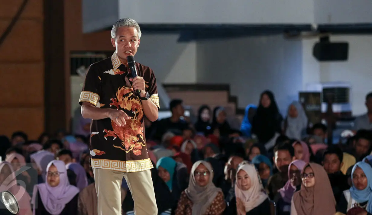 Gubernur Jawa Tengah Ganjar Pranowo berbagi cerita inspiratif kepada peserta EMTEK Goes To Campus (EGTC) 2017 di Universitas Negeri Semarang, Kamis (6/4). Ganjar menjadi salah satu pembicara inspiratif pada hari kedua EGTC 2017 (Liputan6.com/Yoppy Renato)