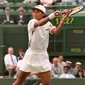 Yayuk Bazuki dari Indonesia bersiap mengembalikan bola dari Ceko Jana Novotna selama pertandingan perempat final wanita di Wimbledon Championships, 2 Juli 1996. (JACQUES DEMARTHON/AFP)