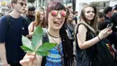 Warga menunjukkan daun ganja saat mengikuti Global Cannabis March di Wina, Austria, (6/5). Global Cannabis March diikuti lebih dari 100 kota di seluruh dunia mendukung legalisasi budidaya ganja untuk tujuan pengobatan dan rekreasi. (AFP Photo/Joe Klamar)