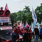 Para buruh di Sumsel menuntut adanya kenaikan Upah Minimum Provinsi (UMP) Sumsel di tahun 2021 mendatang (Liputan6.com / Nefri Inge)