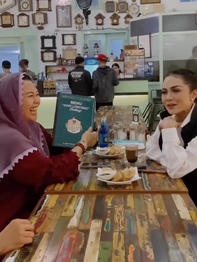 Krisdayanti dan Yenny Wahid. (Foto: Dok. Instagram @yennywahid)