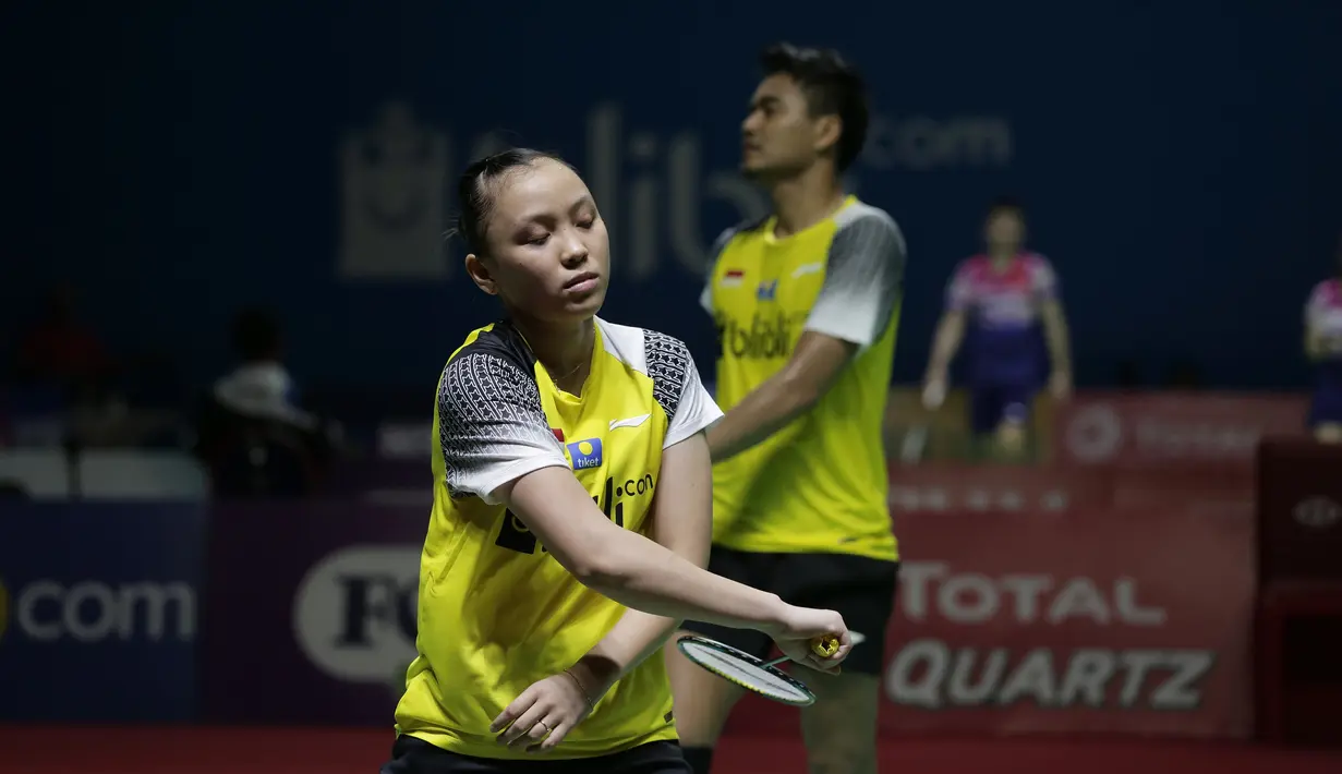 Ganda campuran Indonesia, Tontowi Ahmad / Winny Kandow, usai dikalahkan Chan Peng Soon / Goh Liu Ying, pada Indonesia Open 2019 di Istora Senayan, Jumat (19/7). Tontowi / Winny kalah 11-21, 21-14 dan 14-21. (Bola.com/Yoppy Renato)