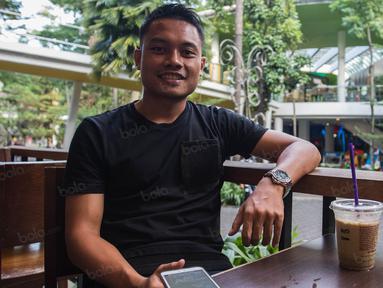Gelandang Persib Bandung, Dedi Kusnandar, menikmati kopi sore di Ciwalk, Jawa Barat, Sabtu (7/1/2017). Mantan gelandang Sabah FC itu menikmati kopi sambil berbincang-bincang dengan kru Bola.com. (Bola.com/Vitalis Yogi Trisna)