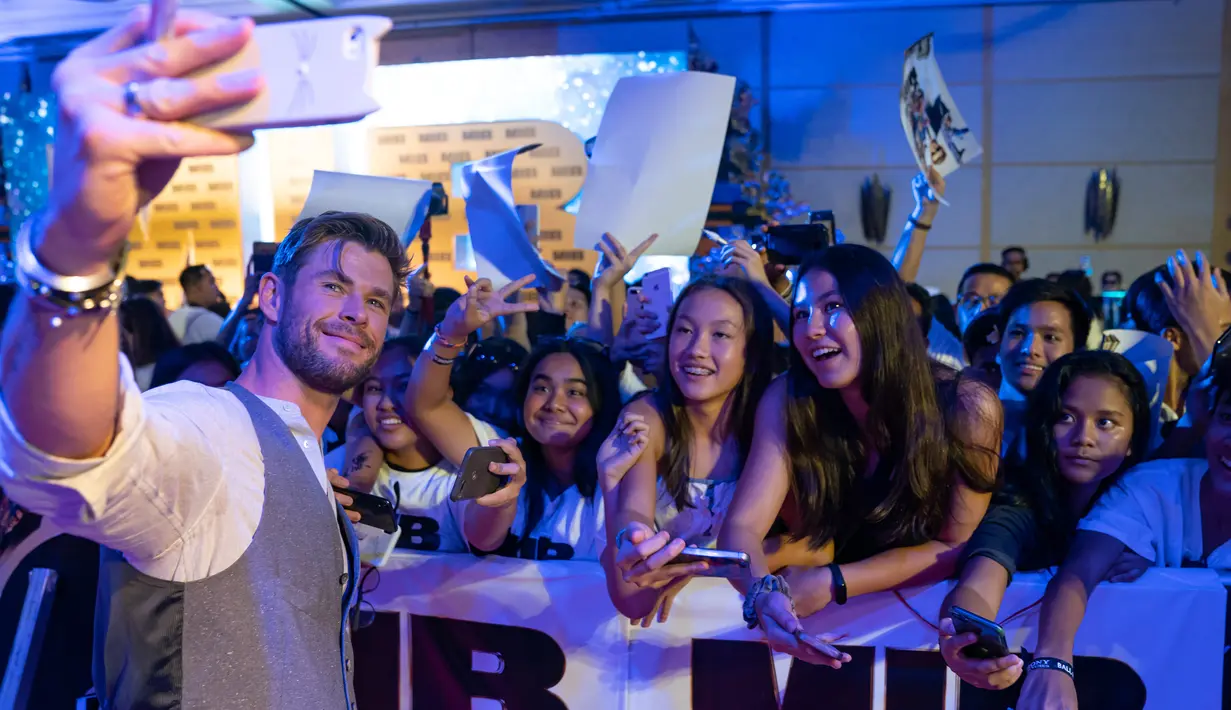 Aktor Chris Hemsworth berswafoto dengan penggemar saat acara Men in Black: International Pan-Asian Media Summit Bali di Denpasar, Senin (27/5/2019). Kegiatan itu merupakan rangkaian promo film terbaru yang rencananya akan dirilis pada Juli mendatang. (ANTHONY KWAN/GETTY IMAGES NORTH AMERICA/AFP)