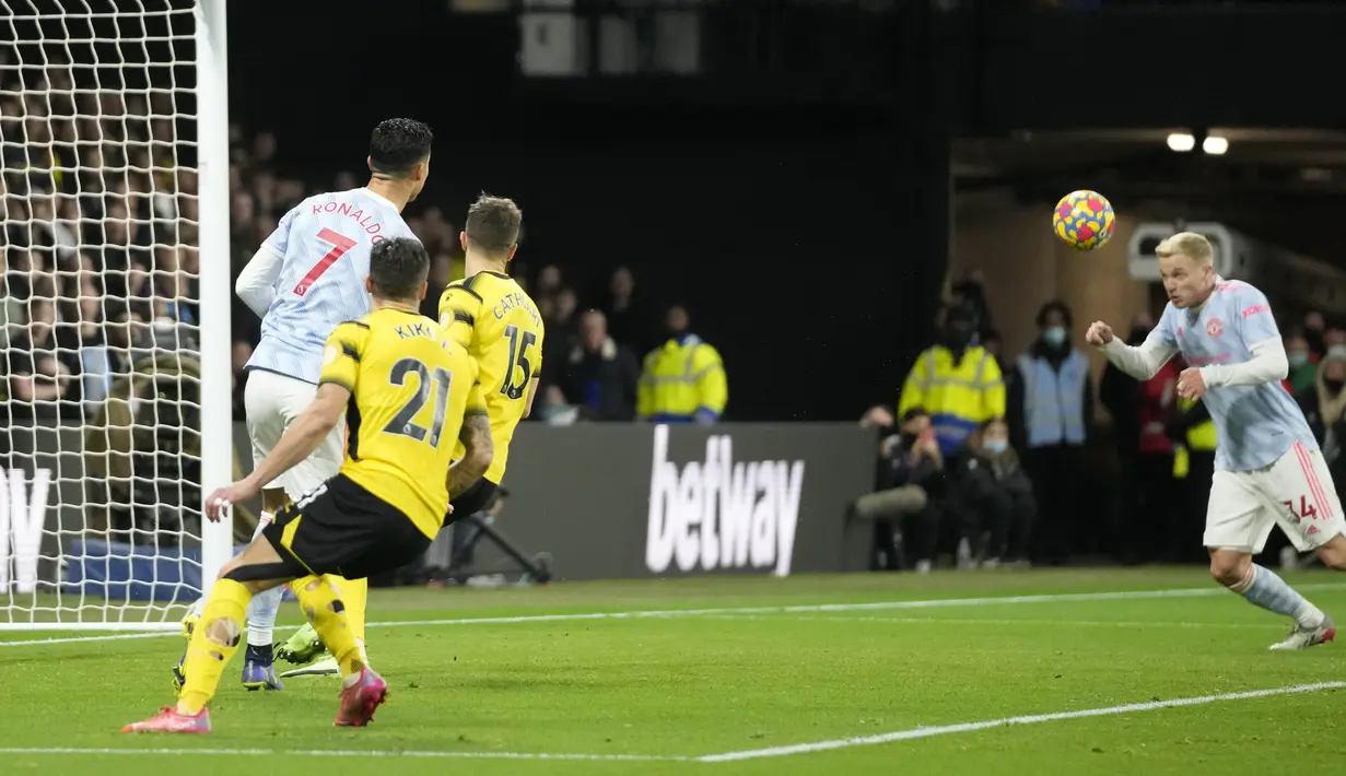 Benar saja, Van de Beek sukses mencetak gol lewat sundulan jarak dekat memanfaatkan umpan terukur Cristiano Ronaldo di menit 50'. (AP Photo/Frank Augstein)