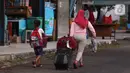Calon pemudik membawa barang bawaan di Terminal Kalideres, Jakarta Barat, Kamis (30/7/2020). Libur Idul Adha dimanfaatkan banyak masyarakat untuk mudik ke kampung halaman. (Liputan6.com/Angga Yuniar)