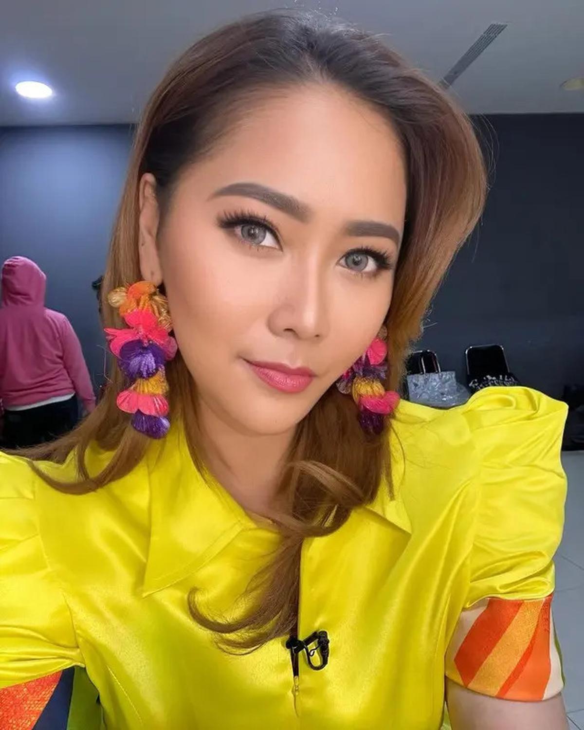 Inul Daratista Jengkel Dituding Gila Hormat, Gara-Gara Pramugara KAI Jongkok Saat Melayani