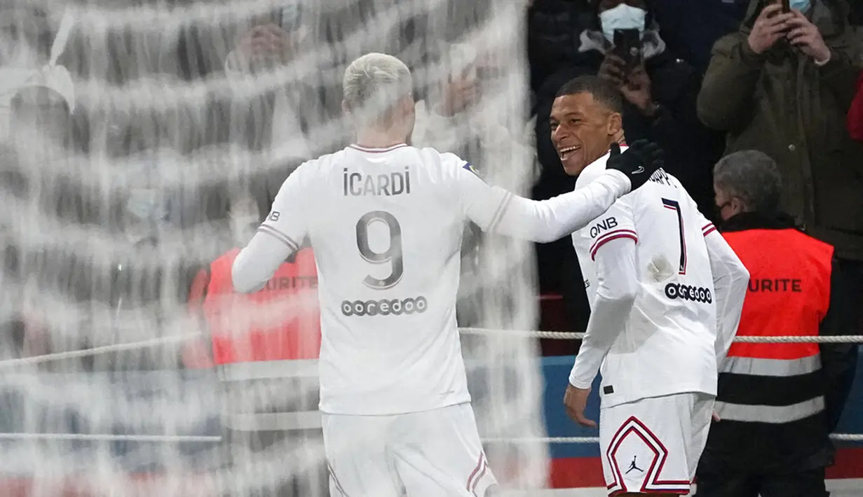 Pemain Paris Saint-Germain Kylian Mbappe (kanan) merayakan dengan rekan setimnya Mauro Icardi usai mencetak gol ke gawang Rennes pada pertandingan sepak bola Liga Satu Prancis di Stadion Parc des Princes, Paris, Prancis, 11 Februari 2022. Paris Saint-Germain menang 1-0. (AP Photo/Michel Euler)