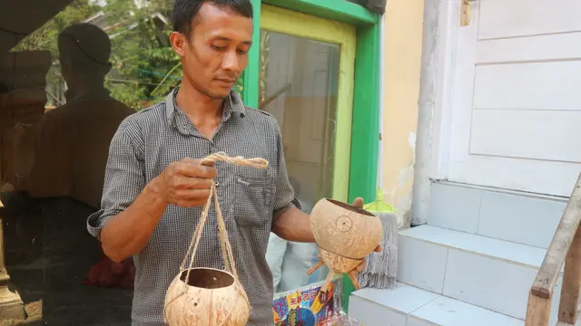 Berbekal Batok Kelapa, Pria Lumajang Ini Bangkit dari Pandemi