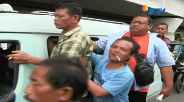 Sopir angkot kembali berunjuk rasa di Balai Kota DKI Jakarta untuk tuntut Jalan Jatibaru dibuka.