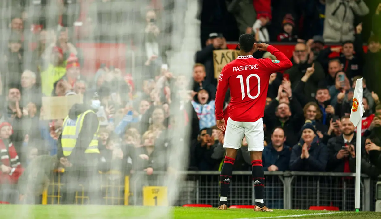 Pemain Manchester United Marcus Rashford melakukan selebrasi usai mencetak gol ke gawang Charlton Athletic pada pertandingan sepak bola perempat final Piala Liga Inggris atau Carabao Cup di Old Trafford, Manchester, Inggris, 10 Januari 2023. Manchester United menang 3-0. (AP Photo/Dave Thompson)