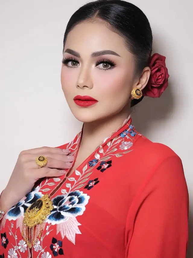 Batik dan Kebaya Merah Putih ala Kris Dayanti (Foto: Instagram @krisdayantilemos)