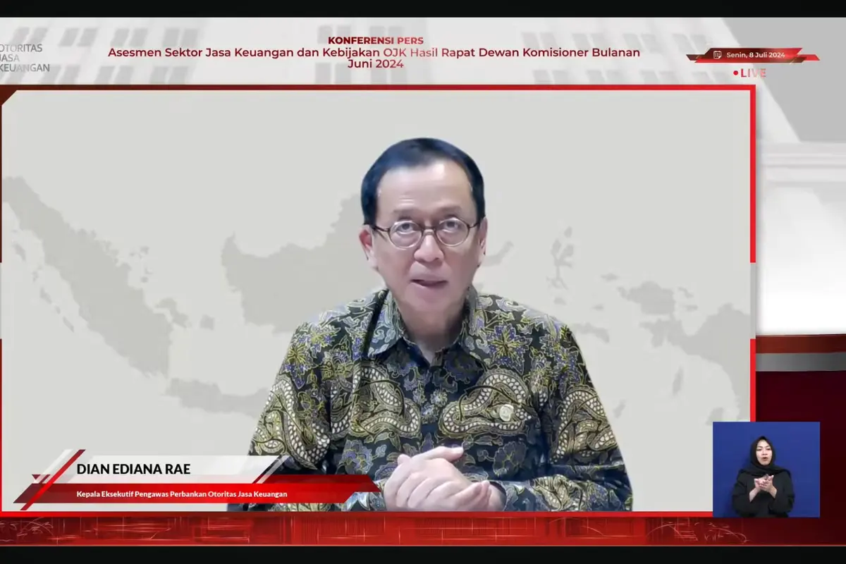 Kepala Eksekutif Pengawas Perbankan Otoritas Jasa Keuangan (OJK) Dian Ediana Rae saat konferensi pers hasil RDK Juni 2024, Senin (8/7/2024). (Foto: tangkapan layar Tira Santia).