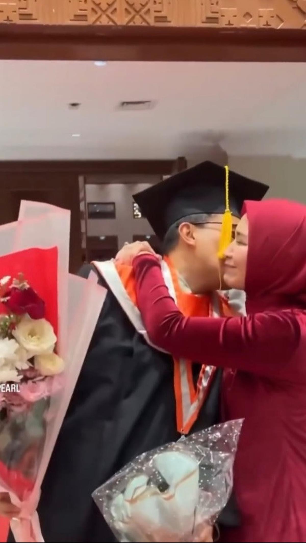 Pasangan ini tampak membagikan kemesraan. Sahrul memeluk sang istri di hari bahagianya.