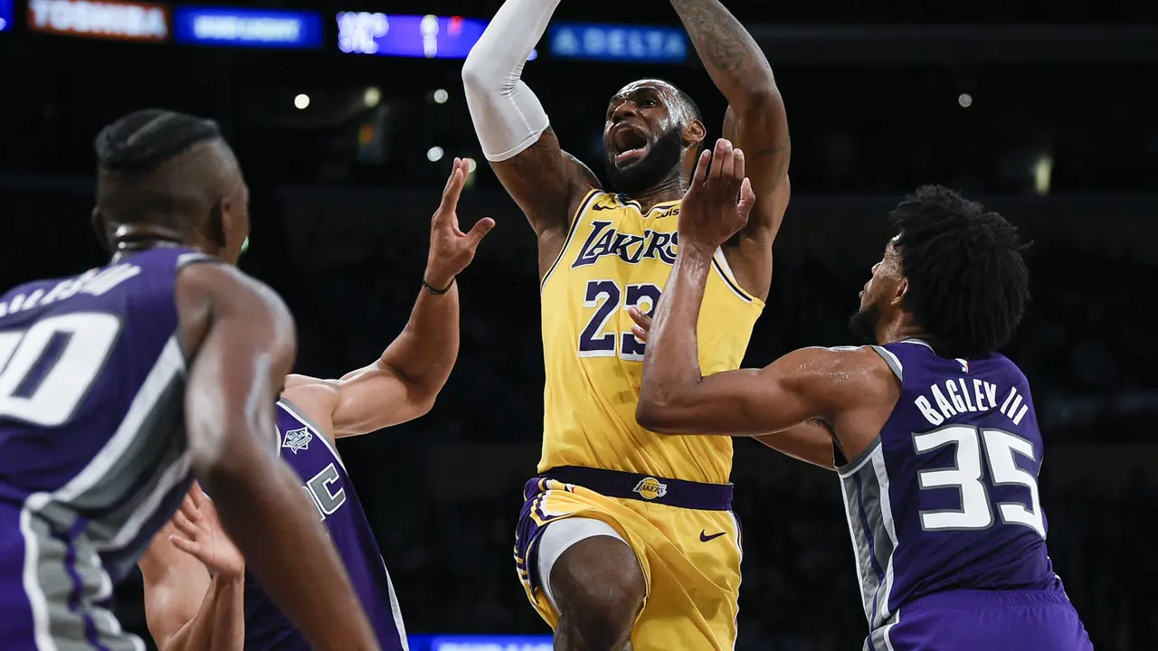 Aksi LeBron James saat Lakers melawan Kings di pramusim NBA