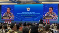 Presiden Prabowo Subianto dalam acara sarasehan ekonomi di Menara Mandiri Sudirman, Jakarta, Selasa (18/4/2025). (Liputan6.com/Nanda Perdana Putra)