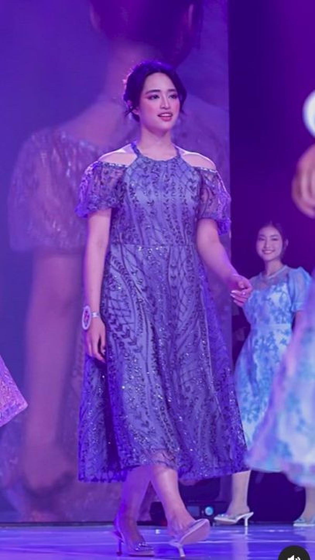 Pada malam final itu, Starrisya tampil anggun dengan balutan dress biru.&nbsp;<br>
