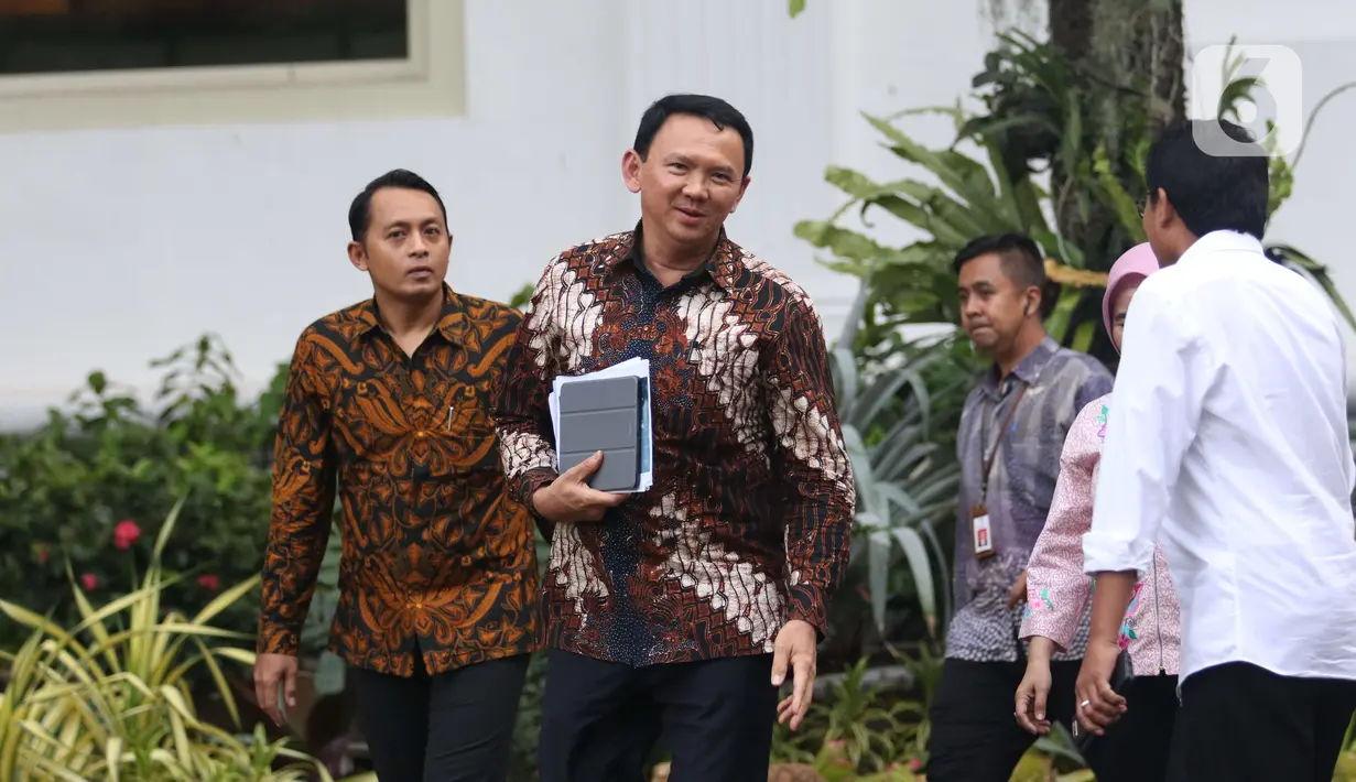 Komisaris Utama Pertamina Basuki Tjahaja Purnama usai menemui Presiden Joko Widodo di Istana, Jakarta, Senin (9/12/2019). Pertemuan tersebut Presiden meminta agar memperbaiki defisit neraca perdagangan kita di sektor petrokimia dan migas. (Liputan6.com/Angga Yuniar)