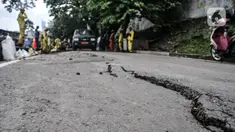 Petugas Sudin Bina Marga Jakarta Pusat memperbaiki jalan ambles di Jalan Inspeksi Kali Ciliwung, Kenari, Rabu (19/1/2022). Jalan yang berada di belakang RSCM tersebut ambles sepanjang 40 meter akibat terkikis oleh hujan deras kemarin sehingga menyulitkan akses warga. (merdeka.com/Iqbal S Nugroho)