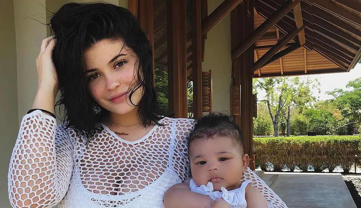 Namun meski bagaimanapun, Kylie Jenner tetaplah seorang ibu dan ia pun berdandan seperti ibu-ibu pada umumnya! (instagram/kyliejenner)