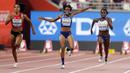 Sprinter Amerika Serikat, English Gardner (tengah) mengalami cedera saat berlaga dalam semifinal 100 meter putri Kejuaraan Atletik Dunia di Doha, Qatar, Minggu (29/9/2019). Peraih medali emas olimpiade tersebut mengalami cedera hamstring. (AP Photo/Petr David Josek)