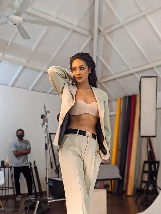 Beige dan khaki jadi kombinasi warna favorit terkini. Bisa sontek tampilan kece ala Anya Geraldine satu ini. [Foto: IG/anyageraldine].