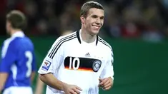 Striker Jerman, Lukas Podolski tersenyum setelah mencetak gol yang membuat skor 1-1 menghadapi Finlandia pada kualifikasi PD 2010 di Hambur, 14 Oktober 2009. AFP PHOTO/RONNY HARTMANN