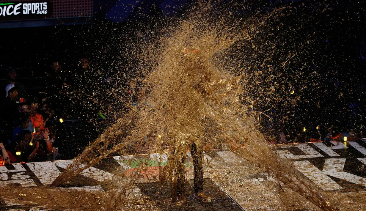 Mantan pemain LA Lakers,  Kobe Bryant menerima semporatan "slimed" saat dirinya menerima penghargaan "Legenda" Kids Choice Sport 2016 di Los Angeles, California, (14/7). (REUTERS/Mario Anzuoni)