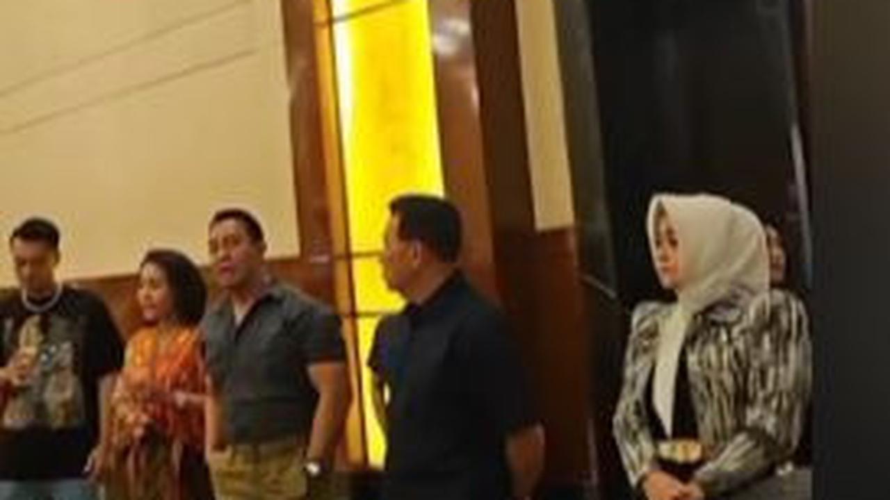 Tidak berbeda jauh, Yuyu Sutisna juga tampak ditemani oleh sang istri, Ibu Ayuning Dewanti.<br>