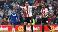Striker Sunderland, Fabio Borini, merayakan gol ke gawang Chelsea pada laga Premier League di Stadium of Light, Sunderland, Sabtu (7/5/2016). (Reuters/Ed Sykes)