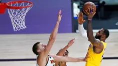Pebasket Los Angeles Lakers, LeBron James, berusaha memasukkan bola saat melawan Denver Nuggets pada laga NBA di The Arena, Senin (11/8/2020). LA Lakers menang dengan skor 124-121. (AP Photo/Ashley Landis, Pool)