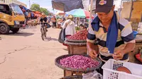 Harga berbagai jenis bawang, baik bawang putih maupun bawang merah, mengalami kenaikan signifikan menjelang tahun baru. Kenaikan ini terjadi akibat kendala dalam pengiriman.