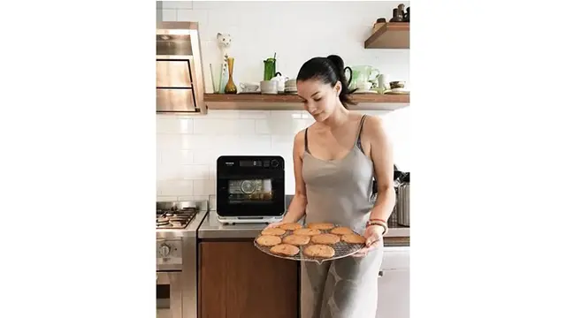 Dapur di rumah artis cantik ini bergaya minimalis, didominasi warna coklat dan putih.