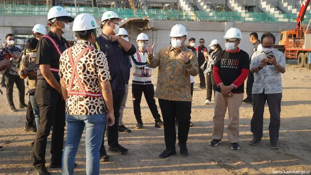 Bupati Kediri Hanindhito Himawan Pramana saat meninjau stasion baru Kediri. (Istimewa)