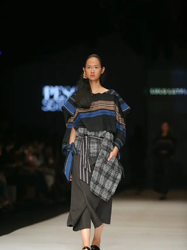 Parade apik tenun dan lurik di panggung JFW 2019