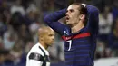Pada menit ke-59 Antoine Griezmann hampir mencetak gol ketiganya. Tembakannya masih melebar dari gawang usai kerjasama satu duanya dengan Karim Benzema. (Foto: AP/Laurent Cipriani)
