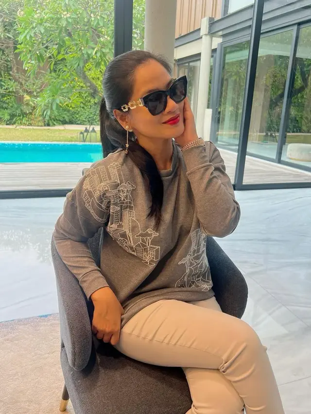 Pilihan Outfit Santai yang Tetap Elegan dan Ageless ala Titi Kamal (Instagram/@titi_kamall)